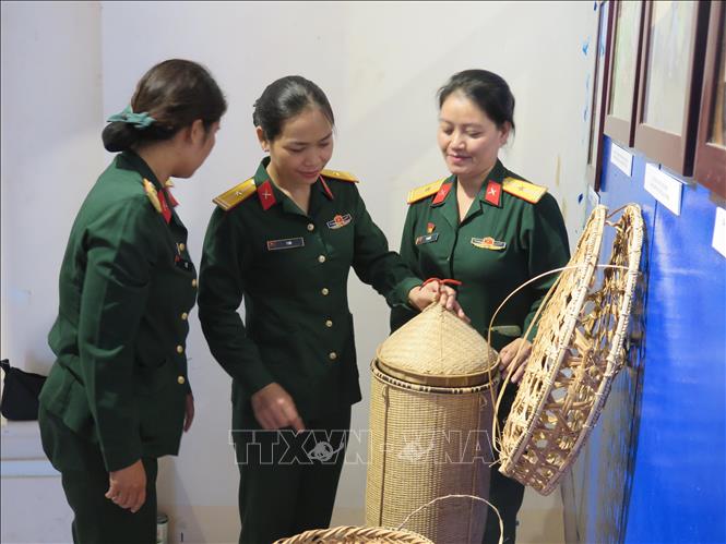Đông đảo đại biểu, học sinh tham quan khu trưng bày thành phẩm nghề truyền thống. Ảnh: Dư Toán – TTXVN