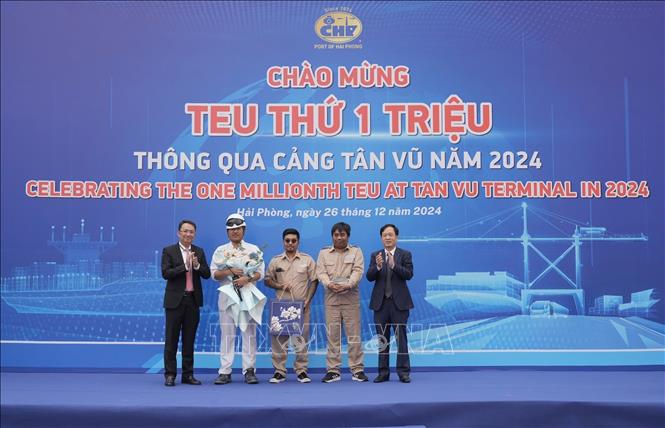 Lãnh đạo Cảng Hải Phòng tặng hoa chúc mừng đại diện chủ tàu. Ảnh: TTXVN phát