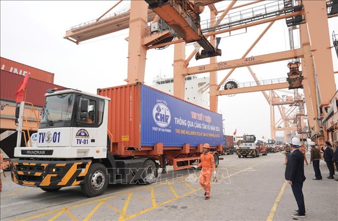 Năm thứ tư liên tiếp Cảng Tân Vũ đón TEU thứ 1 triệu thông qua cầu tàu. Ảnh: TTXVN phát