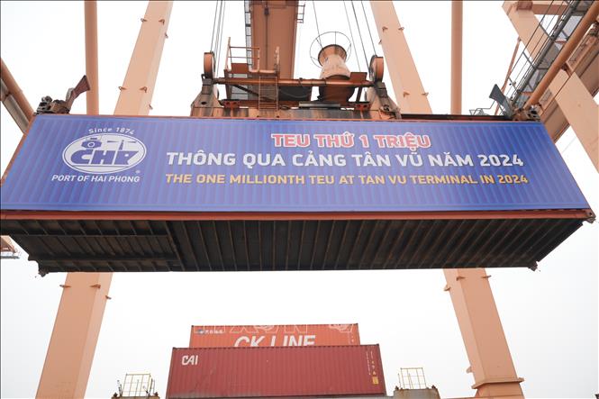 Năm thứ tư liên tiếp Cảng Tân Vũ đón TEU thứ 1 triệu thông qua cầu tàu. Ảnh: TTXVN phát
