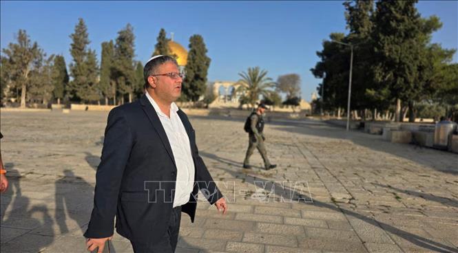 Bộ trưởng An ninh Israel Itamar Ben Gvir đến thăm khu phức hợp đền thờ Hồi giáo Al-Aqsa (Israel gọi là Núi Đền) ở Jerusalem, ngày 26/12/2024. Ảnh: REUTERS/TTXVN