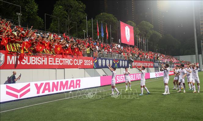 Các cầu thủ chia vui cùng cổ động viên Việt Nam trên sân vận động Jalan Besar. Ảnh: Lê Dương-PV TTXVN tại Singapore

