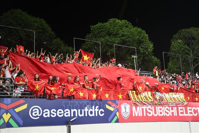 Lá cờ Việt Nam tung bay trên sân Jalan Besar với chiến thắng của đội tuyển Việt Nam. Ảnh: Lê Dương-PV TTXVN tại Singapore