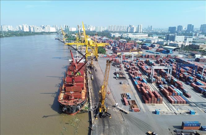 Hoạt động bốc dỡ container tại Cảng Tân Thuận - Công ty Cổ phần Cảng Sài Gòn. Ảnh: Quốc Khánh - TTXVN