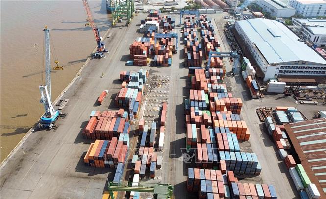 Hoạt động bốc dỡ container tại Cảng Tân Thuận - Công ty Cổ phần Cảng Sài Gòn. Ảnh: Quốc Khánh - TTXVN