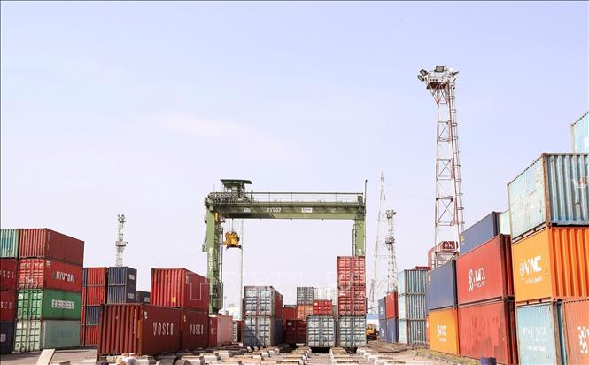 Hoạt động bốc xếp container tại Cảng Tân Thuận - Công ty Cổ phần Cảng Sài Gòn. Ảnh: Quốc Khánh - TTXVN