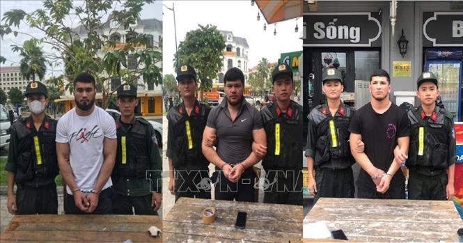 Các đối tượng Nasyrov Odiljon, Rasulov Isroil, Ernazarov Feruzbek (từ trái sang phải) bị lực lượng Công an bắt giữ. Ảnh: TTXVN phát