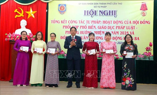 Trao Kỷ niệm chương 