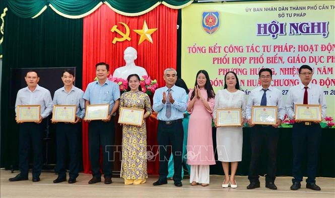 Trao Bằng khen của Chủ tịch UBND thành phố cho các tập thể, cá nhân có nhiều đóng góp cho sự nghiệp Tư pháp thành phố. Ảnh: TTXVN phát