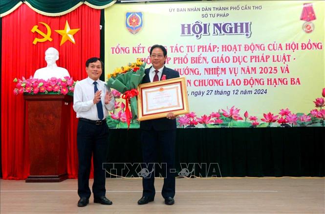 Trao Huân chương Lao động hạng Ba cho ông Lê Việt Sĩ, Giám đốc Sở Tư pháp thành phố Cần Thơ. Ảnh: TTXVN phát