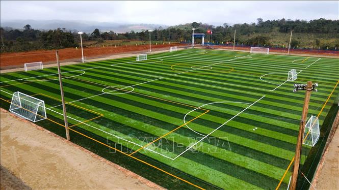 Sân bóng đá mặt cỏ nhân tạo trong Khu liên hợp thể thao huyện Dakcheung (Lào). Ảnh: Đỗ Bá Thành - PV TTXVN tại Lào