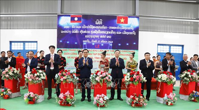 Các đại biểu cắt băng khánh thành. Ảnh: Xuân Tú - PV TTXVN tại Lào