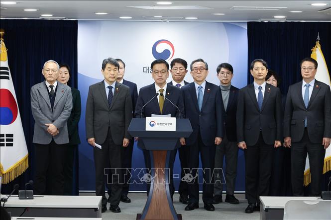 Phó Thủ tướng kiêm Bộ trưởng Tài chính Hàn Quốc Choi Sang Mok (giữa) phát biểu với báo giới tại Seoul ngày 27/12/2024. Ảnh: Yonhap/TTXVN