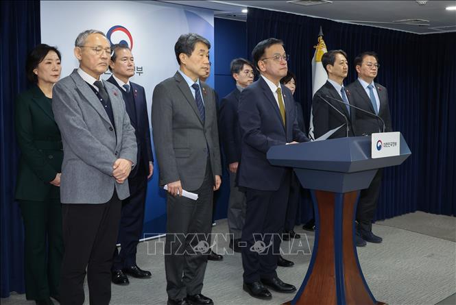 Phó Thủ tướng kiêm Bộ trưởng Tài chính Hàn Quốc Choi Sang Mok (giữa) phát biểu với báo giới tại Seoul ngày 27/12/2024. Ảnh: Yonhap/TTXVN