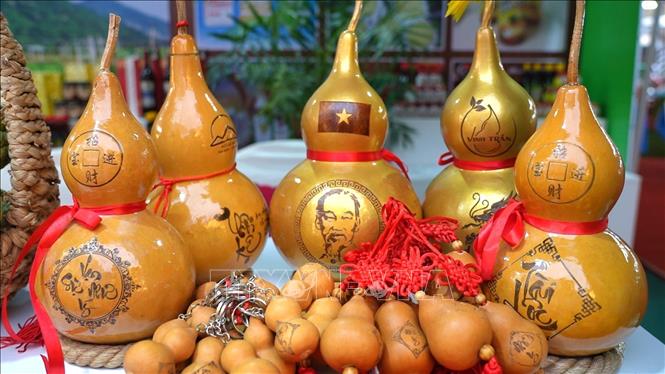 Sản phẩm thủ công mỹ nghệ được làm từ quả bầu hồ lô được giới thiệu, bày bán tại Lễ hội Nghề làm bánh tráng phơi sương Trảng Bàng. Ảnh: Minh Phú - TTXVN