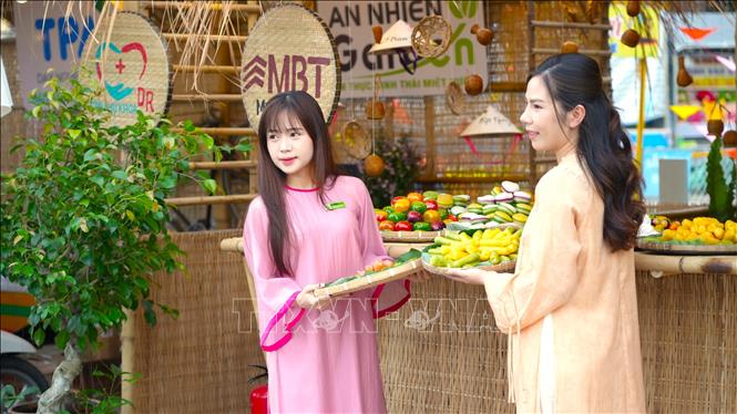 Gian hàng các sản phẩm bánh truyền thống thu hút giới trẻ. Ảnh: Minh Phú - TTXVN