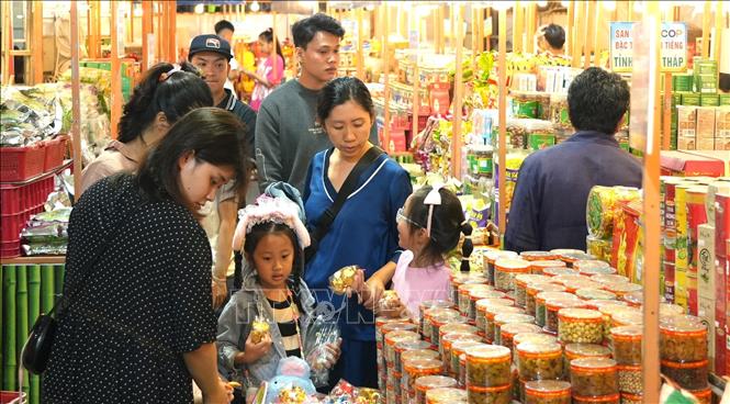 Gian hàng đặc sản bánh kẹo thu hút khách. Ảnh: Minh Phú - TTXVN