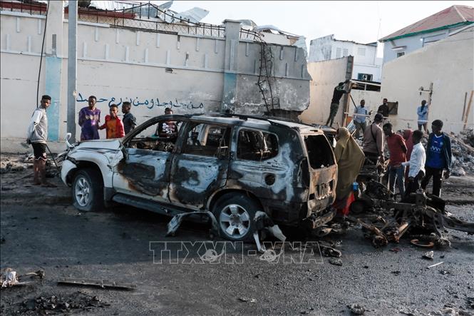 Hiện trường một vụ đánh bom xe ở Mogadishu, Somalia làm ít nhất 25 người thương vong, ngày 15/7/2024. Ảnh: THX/TTXVN