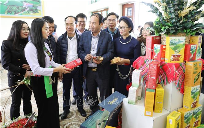 Giới thiệu trà và các sản phẩm OCOP đặc trưng của tỉnh Thái Nguyên tại Ga Lưu Xá, thành phố Thái Nguyên. Ảnh: Hoàng Nguyên - TTXVN