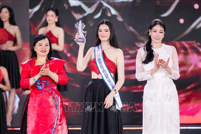 Ban tổ chức trao giải thưởng Người đẹp nữ công gia chánh cho thí sinh Nguyễn Thị Hoài Ngọc (Bắc Giang). Ảnh: TTXVN phát
