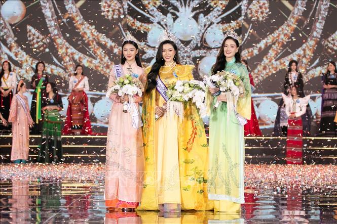 Người đẹp Nguyễn Ngọc Kiều Duy (ở giữa) đăng quang Hoa hậu Quốc gia Việt Nam 2024. Ảnh: TTXVN phát