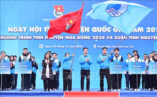 Nghi thức xuất quân các đội hình thanh niên tình nguyện tham gia hoạt động tình nguyện tại các địa bàn khó khăn, địa bàn bị ảnh hưởng thiên tai bão lũ. Ảnh: Minh Đức – TTXVN