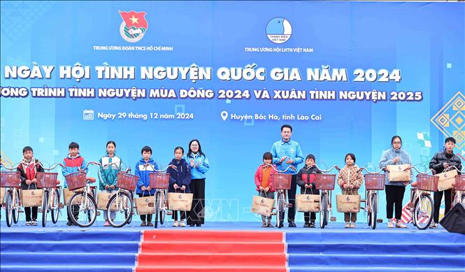 Trao quà cho 20 học sinh có hoàn cảnh khó khăn. Ảnh: Minh Đức – TTXVN