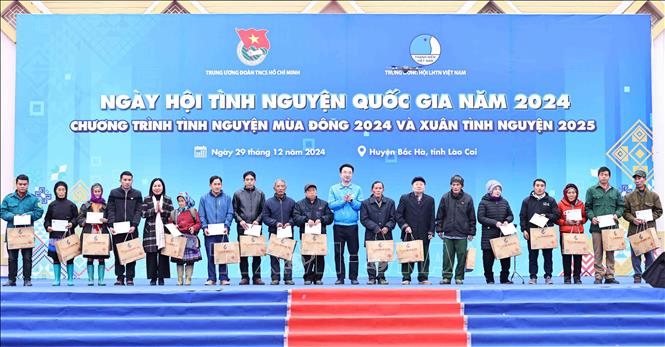 Bí thư Trung ương Đoàn, Chủ tịch Trung ương Hội LHTN Việt Nam Nguyễn Tường Lâm trao quà cho 10 gia đình chính sách có hoàn cảnh khó khăn. Ảnh: Minh Đức – TTXVN