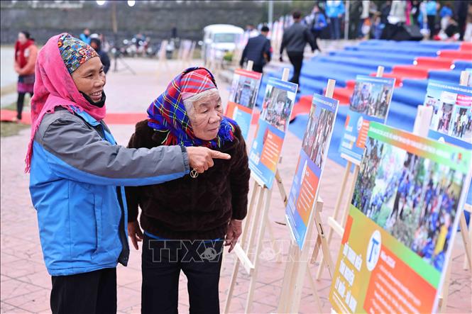Triển lãm ảnh tình nguyện của các câu lạc bộ, đội, nhóm tình nguyện . Ảnh: Minh Đức – TTXVN