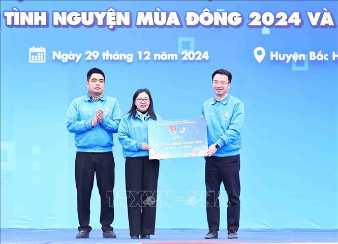Trung ương Đoàn và Hội LHTN trao tặng các công trình thanh niên cho cơ sở. Ảnh: Minh Đức – TTXVN