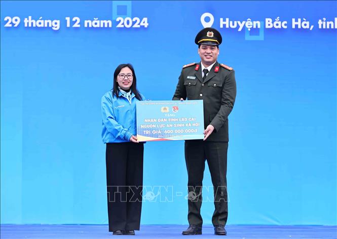 Trao tặng nhân dân tỉnh Lào Cai các nguồn lực an sinh xã hội trị giá 600 triệu đồng. Ảnh: Minh Đức - TTXVN