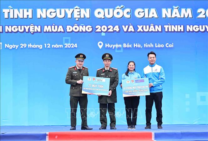 Các nhà tài trợ trao tặng phẩm hỗ trợ cho huyện Bắc Hà. Ảnh: Minh Đức - TTXVN