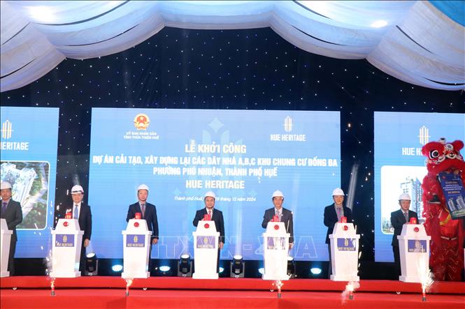 Các đại biểu thực hiện nghi thức khởi công xây dựng Dự án Cải tạo, xây dựng lại các dãy nhà A, B, C khu chung cư Đống Đa. Ảnh: Đỗ Trưởng - TTXVN