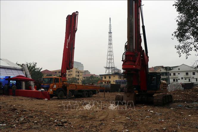 Các phương tiện máy móc khởi động xây dựng Dự án Cải tạo, xây dựng lại các dãy nhà A, B, C khu chung cư Đống Đa. Ảnh: Đỗ Trưởng - TTXVN