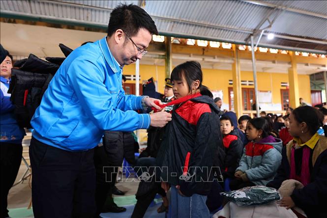 Bí thư Trung ương Đoàn, Chủ tịch Trung ương Hội LHTN Việt Nam Nguyễn Tường Lâm tặng quà, áo ấm học sinh trường PTDT Bán trú Tiểu học và THCS Nậm Khánh, xã Nậm Khánh. Ảnh: Minh Đức – TTXVN