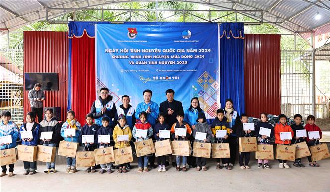 Bí thư Trung ương Đoàn, Chủ tịch Trung ương Hội LHTN Việt Nam Nguyễn Tường Lâm tặng quà, áo ấm học sinh trường PTDT Bán trú Tiểu học và THCS Nậm Khánh, xã Nậm Khánh. Ảnh: Minh Đức – TTXVN
