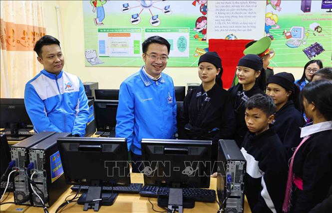 Bí thư Trung ương Đoàn, Chủ tịch Trung ương Hội LHTN Việt Nam Nguyễn Tường Lâm khánh thành “Phòng máy tính cho em”. Ảnh: Minh Đức – TTXVN