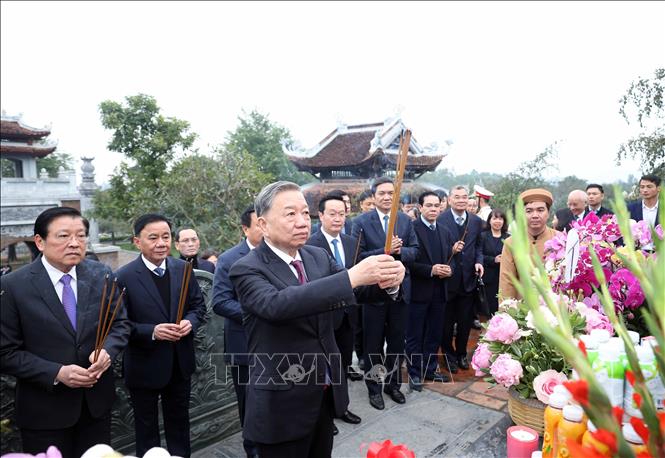 Party General Secretary To Lam offers incense at Chung Son temple. VNA Photo: Thống Nhất