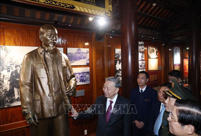 Party General Secretary To Lam visits an exhibition room at the Kim Lien special national heritage site in Nam Dan district, the central province of Nghe An. VNA Photo: Thống Nhất