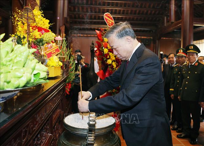 Party General Secretary To Lam pays respect to late Party General Secretary Le Hong Phong. VNA Photo: Thống Nhất