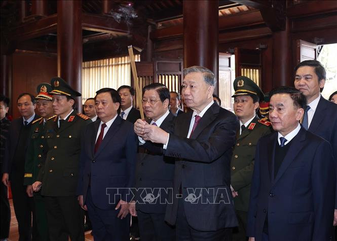 Party General Secretary To Lam pays respect to late Party General Secretary Le Hong Phong. VNA Photo: Thống Nhất