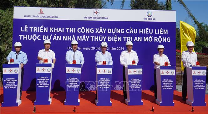 Các đại biểu thực hiện nghi thức khởi công xây dựng cầu Hiếu Liêm. Ảnh: Công Phong - TTXVN        