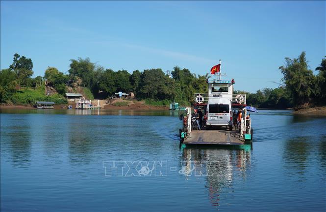  Phà chở người và phương tiện tại vị trí sẽ xây dựng cầu Hiếu Liêm. Ảnh: Công Phong - TTXVN