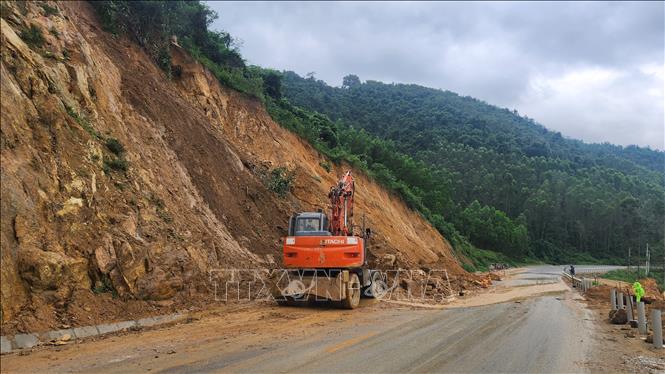 Đơn vị thi công khắc phục sự cố sạt lở tại đèo An Khê. Ảnh: Sỹ Thắng-TTXVN