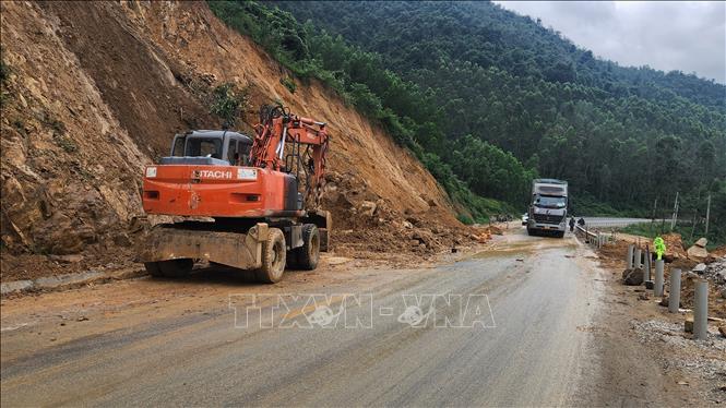 Đơn vị thi công khắc phục sự cố sạt lở tại đèo An Khê. Ảnh: Sỹ Thắng-TTXVN