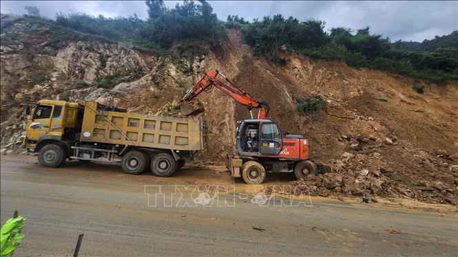 Đơn vị thi công khắc phục sự cố sạt lở tại đèo An Khê. Ảnh: Sỹ Thắng-TTXVN