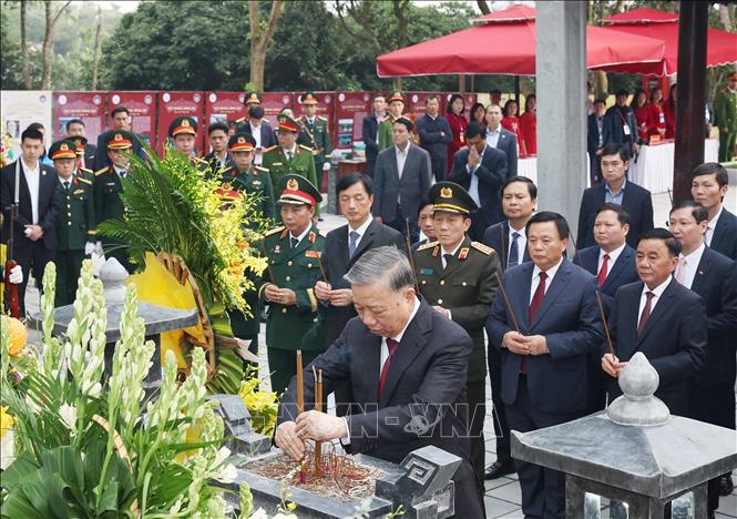 Tổng Bí thư Tô Lâm dâng hương tưởng niệm Đại danh y Hải Thượng Lãn Ông Lê Hữu Trác. Ảnh: Thống Nhất – TTXVN