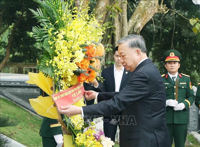 Tổng Bí thư Tô Lâm dâng hoa, dâng hương tưởng niệm tại khu mộ Đại danh y Hải Thượng Lãn Ông Lê Hữu Trác, Danh nhân văn hoá Thế giới tại huyện Hương Sơn, tỉnh Hà Tĩnh. Ảnh: Thống Nhất – TTXVN