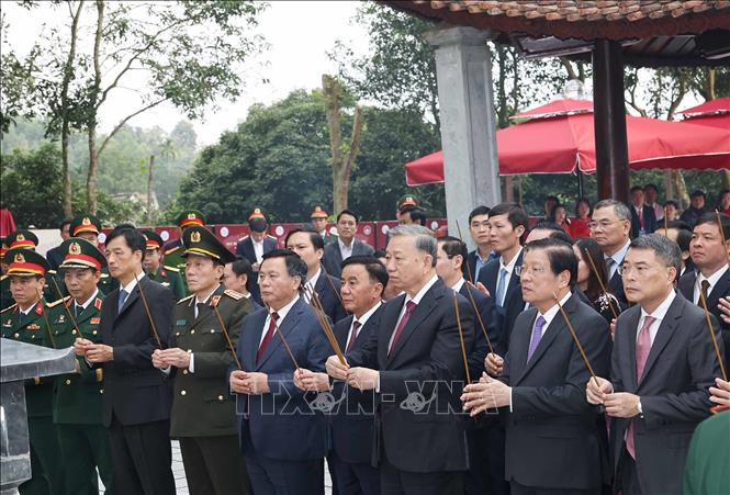 Tổng Bí thư Tô Lâm và đoàn công tác dâng hương tưởng niệm Đại danh y Hải Thượng Lãn Ông Lê Hữu Trác. Ảnh: Thống Nhất – TTXVN
