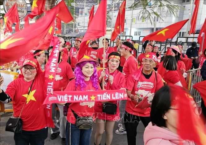 Trước giờ thi đấu, hàng ngàn cổ động viên đã đổ về sân Việt Trì chờ đến giờ bóng lăn trận Việt Nam đấu Singapore. Ảnh: Tạ Toàn - TTXVN